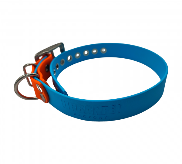 Collier pour chien en Biothane bleu ciel avec embout orange vif et bouclerie métallique.