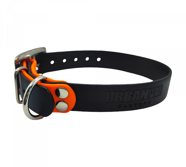 Collier pour chien en Biothane noir avec embout orange fluo et boucle en métal chromé.