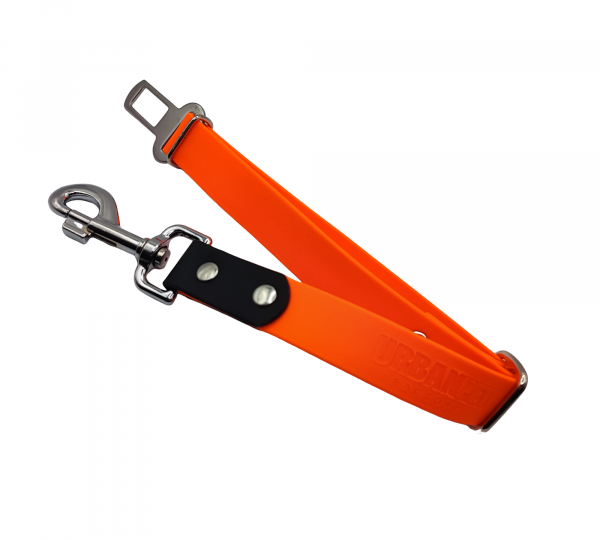 Attache ceinture de sécurité pour chien en Biothane orange et noir, équipée d’un mousqueton robuste et d’une boucle réglable.
