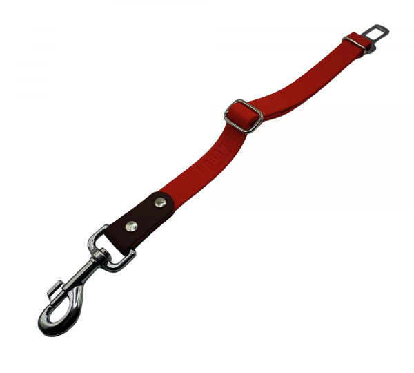 Attache ceinture pour chien en Biothane rouge avec mousqueton en métal et boucle réglable.