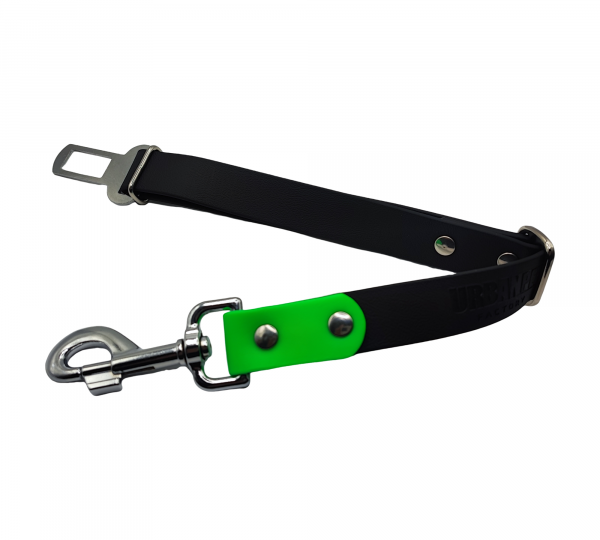 Attache ceinture pour chien en Biothane noir et vert avec mousqueton métallique et boucle de réglage.
