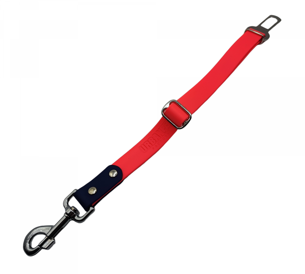 Attache ceinture pour chien en Biothane rose, avec mousqueton métallique et boucle d’attache pour siège de voiture.
