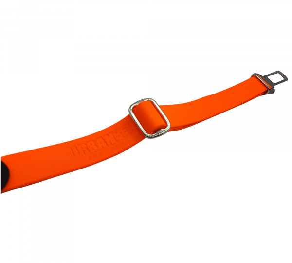 Attache ceinture de sécurité pour chien en Biothane orange et noir, équipée d’un mousqueton robuste et d’une boucle réglable.