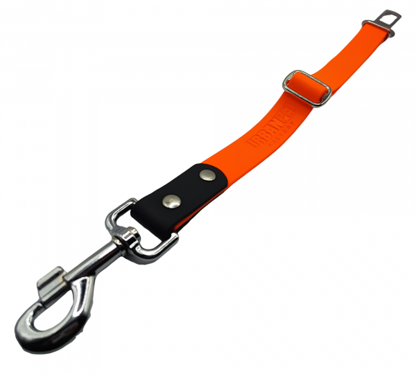 Attache ceinture de sécurité pour chien en Biothane orange et noir, équipée d’un mousqueton robuste et d’une boucle réglable.