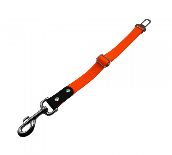 Attache ceinture de sécurité pour chien en Biothane orange et noir, équipée d’un mousqueton robuste et d’une boucle réglable.