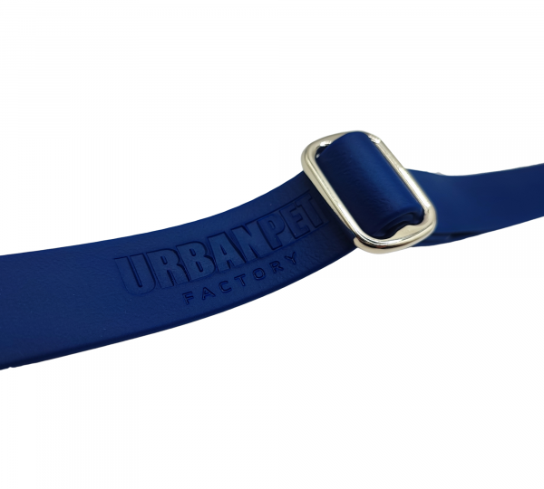 Attache ceinture pour chien en Biothane bleu marine et bleu clair avec mousqueton et boucle réglable.