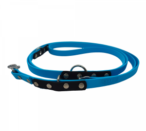 Laisse multipositions 13 mm pour chien en Biothane bleu ciel et noir avec mousquetons résistants.