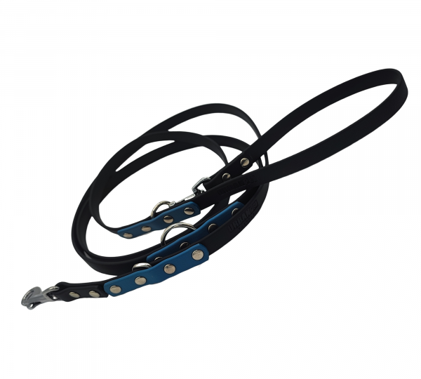 Laisse multipositions 13 mm pour chien en Biothane noir et bleu pétrole avec mousquetons et anneaux métalliques.