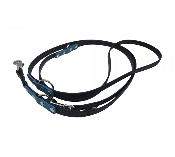 Laisse multipositions 13 mm pour chien en Biothane noir et bleu pétrole avec mousquetons et anneaux métalliques.