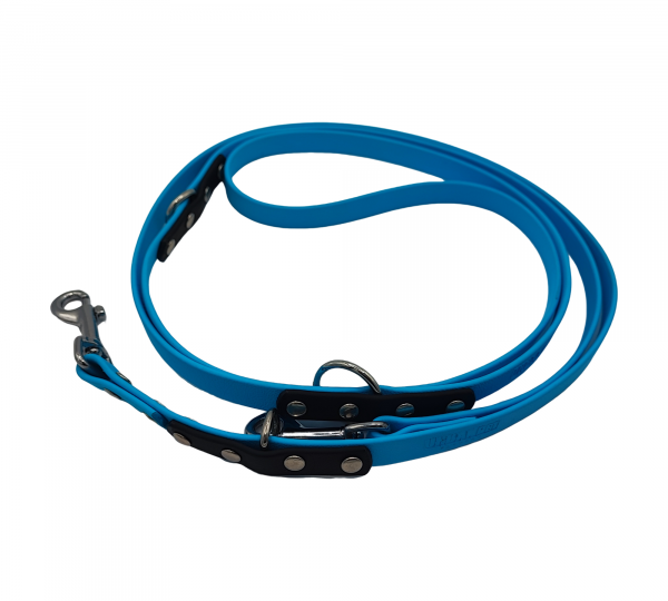 Laisse multipositions 13 mm pour chien en Biothane bleu ciel et noir avec mousquetons résistants.