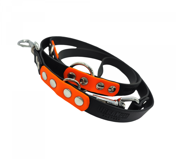 Laisse multipositions 19 mm pour chien en Biothane noir et orange fluo avec mousquetons inox.
