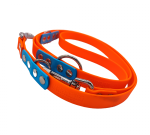Laisse multipositions 19 mm pour chien en Biothane orange fluo et bleu ciel avec mousquetons inox.