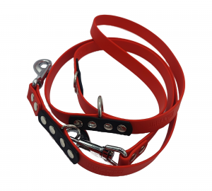 Laisse multipositions 19 mm pour chien en Biothane rouge et noir avec attaches en acier inoxydable.