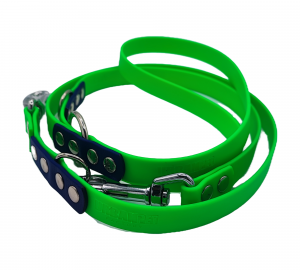 Laisse multipositions 19 mm pour chien en Biothane vert fluo et bleu marine avec mousquetons inoxydables.
