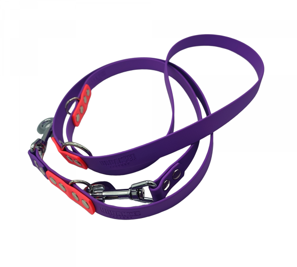 Laisse multipositions pour chien en Biothane violet et rouge fluo avec mousquetons inox de 19 mm.