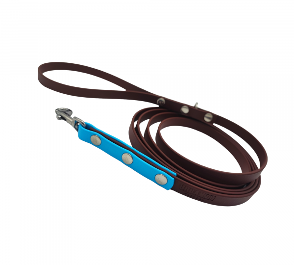 Laisse pour chien en biothane de 13 mm, coloris chocolat avec attache bleu ciel et finitions métalliques, fabriquée par Urban Pet Factory.