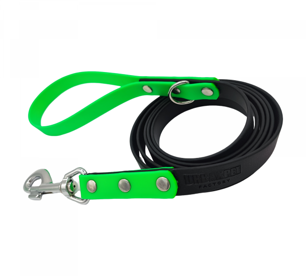 Laisse pour chien en biothane de 19 mm, coloris noir avec poignée et attache vert fluo, équipée de mousquetons et de rivets métalliques – modèle signé Urban Pet Factory.
