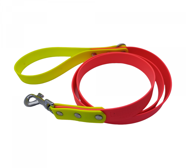 Laisse en biothane 25 mm rose fluo avec poignée et extrémité jaune fluo, dotée de rivets métalliques – Urban Pet Factory.