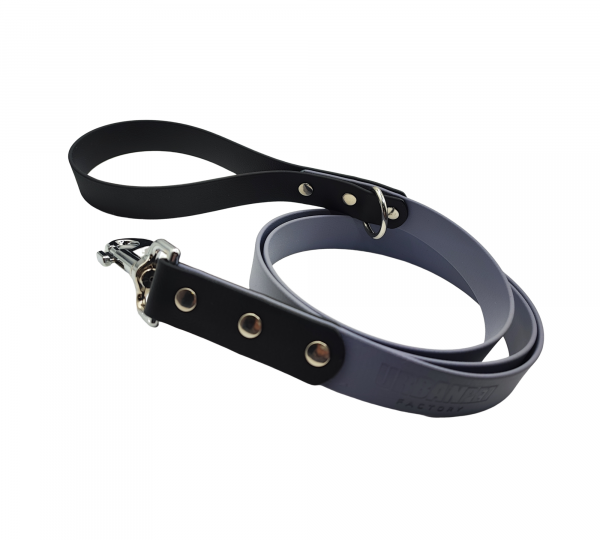 Laisse en biothane 25 mm noire et gris perle avec poignée rivetée et mousqueton – Urban Pet Factory.