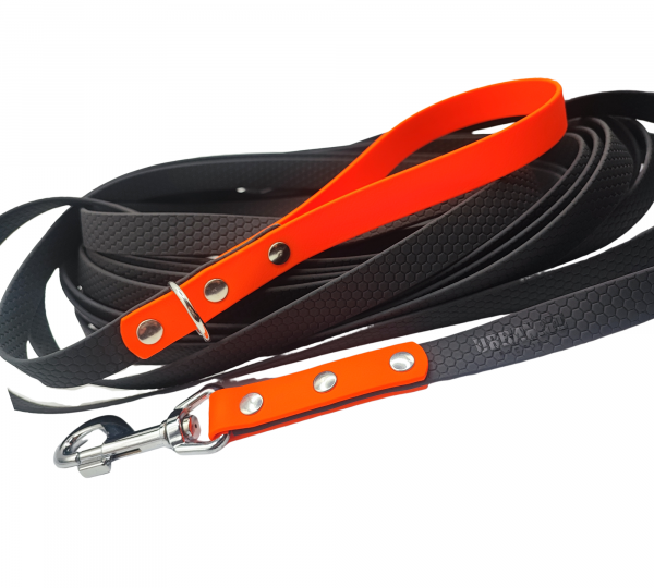 Longe noire antidérapante avec poignée orange fluo en Biothane et mousqueton métallique chromé.