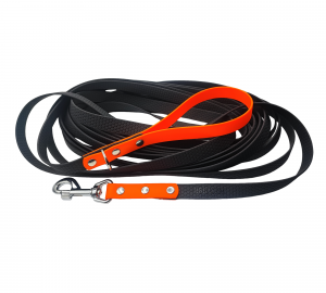 Longe noire antidérapante avec poignée orange fluo en Biothane et mousqueton métallique chromé.