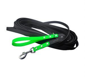 Longe noire antidérapante avec poignée verte fluo en Biothane et mousqueton métallique.