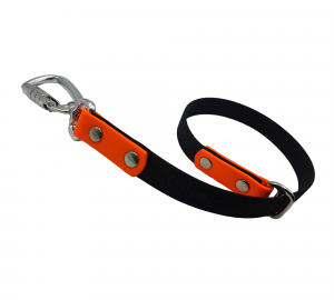 Attache de longe pour chien en Biothane noir et orange, équipée d’un mousqueton à vis en aluminium.