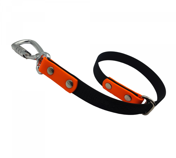 Attache de longe pour chien en Biothane noir et orange, équipée d’un mousqueton à vis en aluminium.