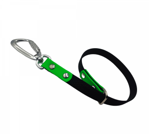 Attache de longe pour chien en Biothane noir et vert fluo, équipée d’un mousqueton à vis en aluminium.