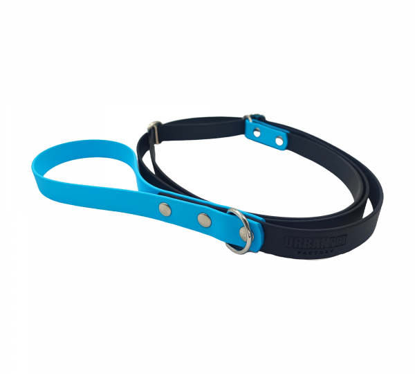 Laisse lasso en Biothane bleu marine et poignée bleu clair, équipée de bouclerie métallique.