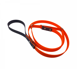 Laisse lasso pour chien en Biothane orange et noir, avec poignée intégrée et finitions métalliques résistantes.