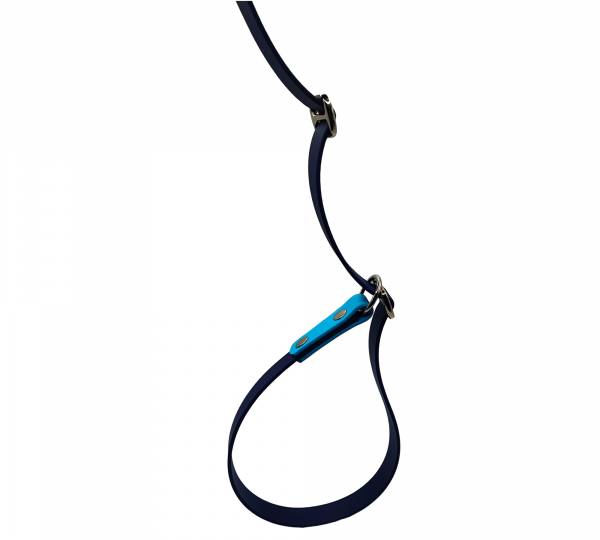 Laisse lasso en Biothane bleu marine et poignée bleu clair, équipée de bouclerie métallique.