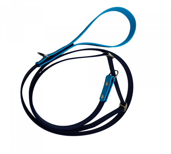 Laisse lasso en Biothane bleu marine et poignée bleu clair, équipée de bouclerie métallique.