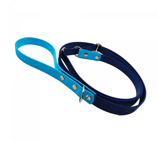 Laisse lasso en Biothane bleu marine et poignée bleu clair, équipée de bouclerie métallique.