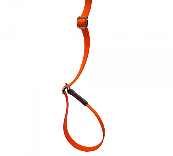Laisse lasso pour chien en Biothane orange et noir, avec poignée intégrée et finitions métalliques résistantes.