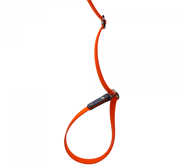 Laisse lasso pour chien en Biothane orange et noir, avec poignée intégrée et finitions métalliques résistantes.