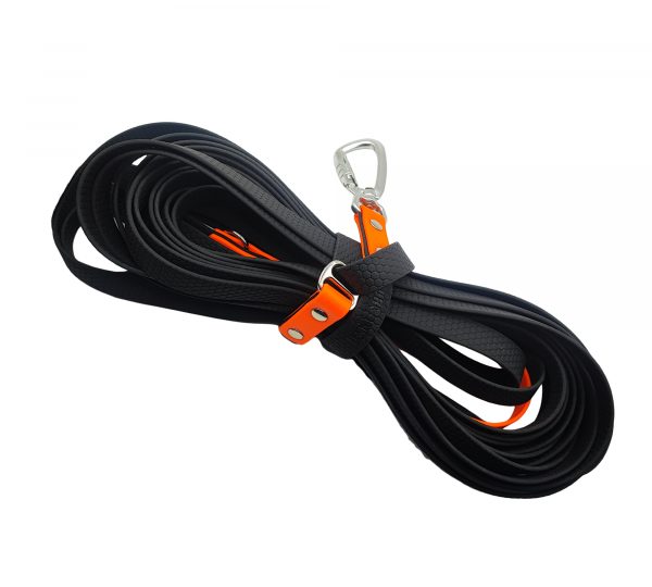 Longe pour chien en Biothane noir grainé, avec attaches orange et mousqueton en aluminium.
