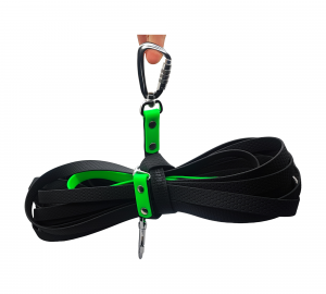 Longe pour chien en Biothane noir grainé, avec attaches vert fluo et mousqueton en aluminium.