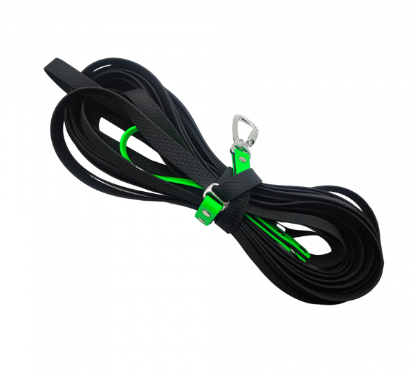 Longe pour chien en Biothane noir grainé, avec attaches vert fluo et mousqueton en aluminium.